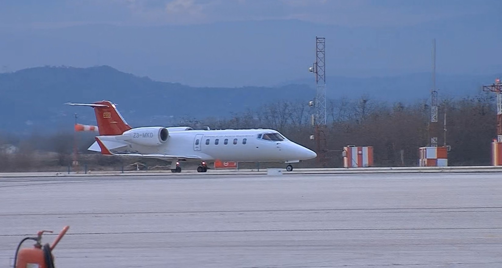 СДСМ обвинува дека Мицкоски го користел владиниот авион приватно, Владата демантира
