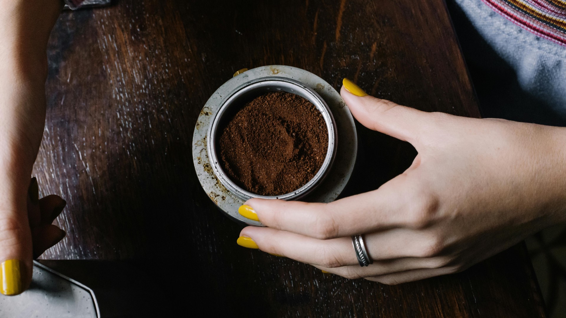 Со години го фрлате, а не знаевте што сѐ може да направи: Талогот од кафе решава 10 проблеми во домот