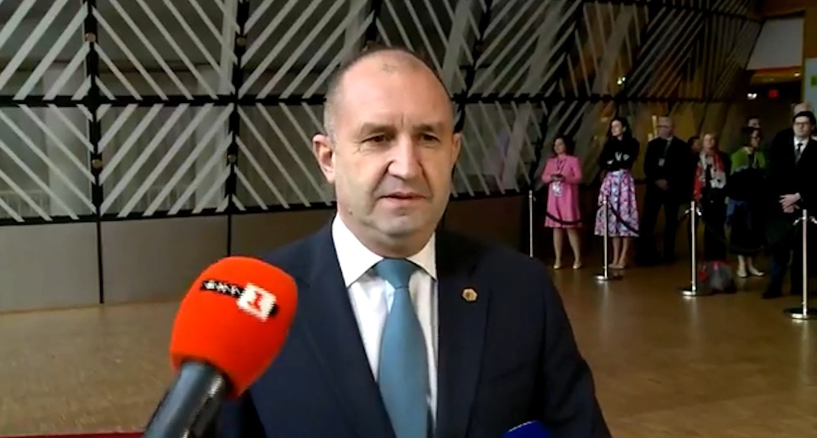 Радев: Прво Бугари во Уставот па потоа преговори