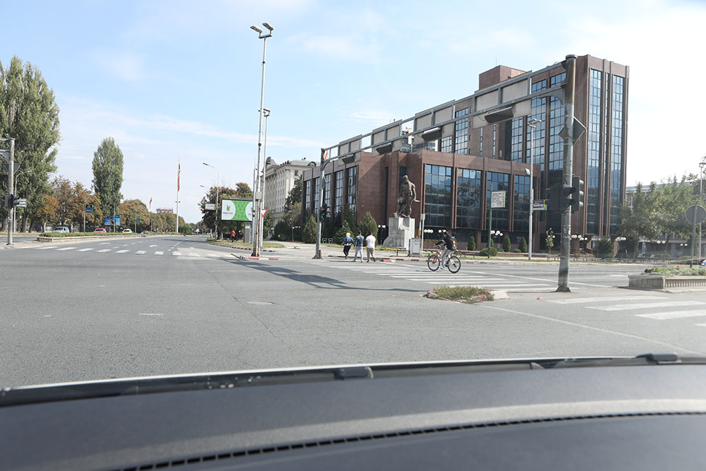 Променливо облачно и релативно топло, со слаб локален дожд