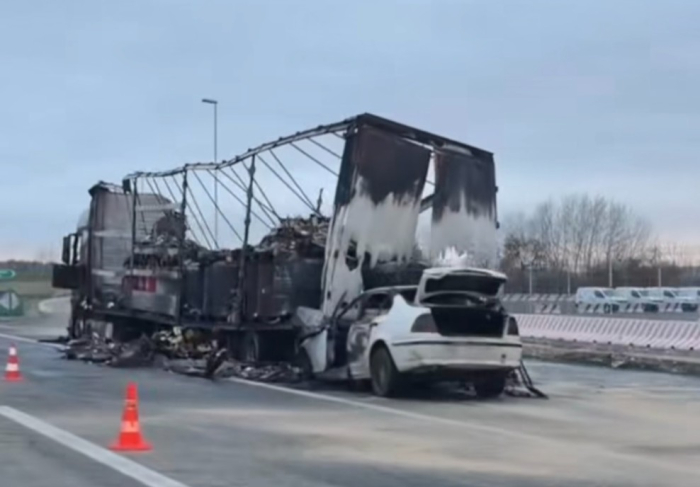 Тешка сообраќајка на автопатот Скопје-Куманово: БМВ и камион се судрија, возилата изгореа | ВИДЕО