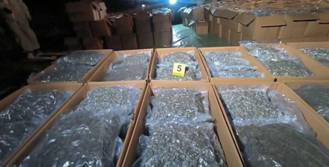 Марихуаната била од Струмица, а натоварена во Свети Николе . Во Србија влегла преку Табановце . Осомничени шестмина за шверцот