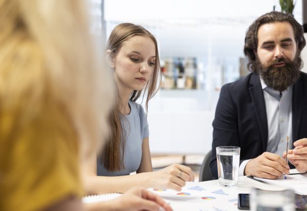 Вработен заминал 3 минути порано од работа, па добил порака од шефицата што ги налути сите