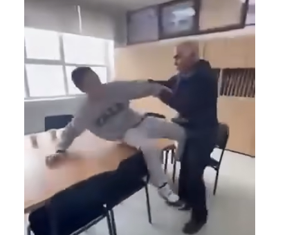 (ВИДЕО) Наставник и ученик се тепаат во Приштина, „летаа“ шлаканици