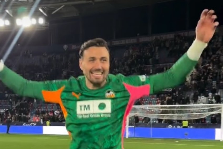 Столе стана омилен во Валенсија – го споредија со лилјак! (ВИДЕО)