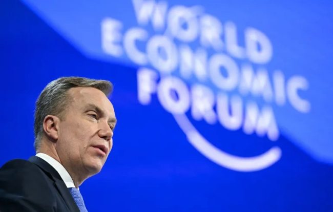 ШЕФОТ НА СВЕТСКИОТ ЕКОНОМСКИ ФОРУМ ВО ДАВОС ПОДНЕСЕ ОСТАВКА ПОРАДИ ВРСКИТЕ СО ЕПСТИН