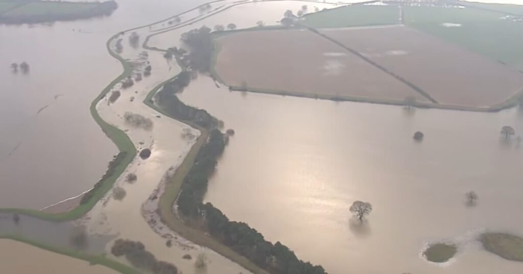 ВИДЕО: Големи поплави во Обединетото Кралство, дождот не престанува веќе 40 дена
