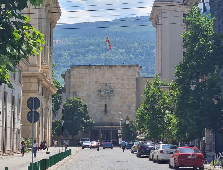 Средната возраст на населението во земјава 42,21 година, во ЕУ 44,9