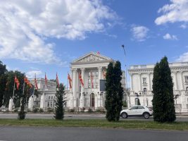 Семејството на премиерот Мицкоски не патувало со службениот авион, тврди Владата