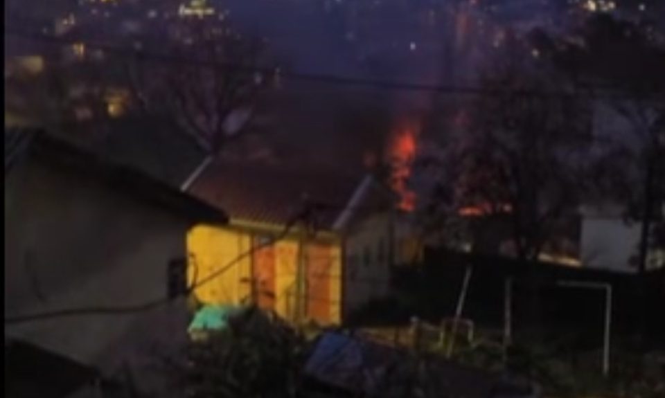 Во Велес вечерва се слушаат силни експлозии и пожар кај болницата