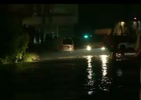 КРИТИЧНО ВО КИЧЕВО, 250 ЛУЃЕ ЕВАКУИРАНИ ВО СПОРТСКА САЛА