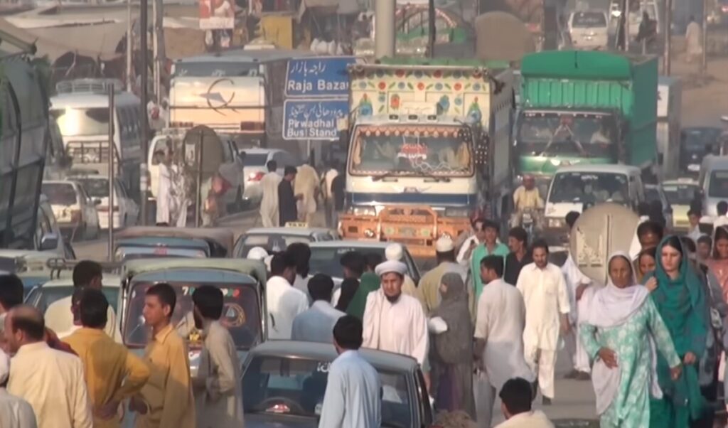 Експлозија во Пакистан: Се урна дел од зграда, најмалку 16 мртви