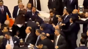 (ВИДЕО) Пратениците се степаа за време на церемонијата на положување заклетва во турскиот парламент