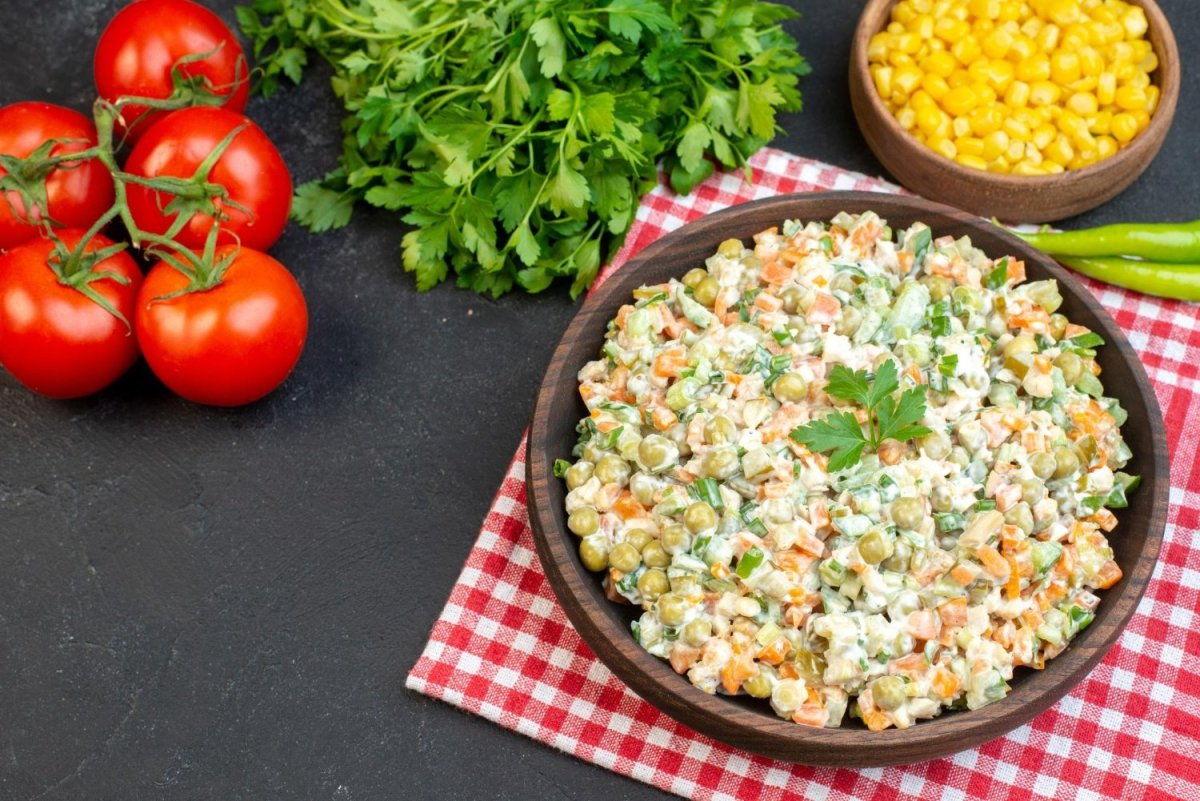 Руската салата никогаш не била подобра: Заборавете на мајонезот, ова прави чуда – вкусот е ист, но е полесна за желудникот