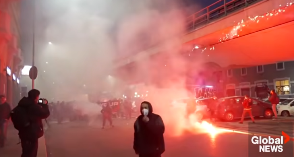 (Видео) Судир меѓу полицијата и демонстрантите на протестот во Милано против Зимските олимписки игри
