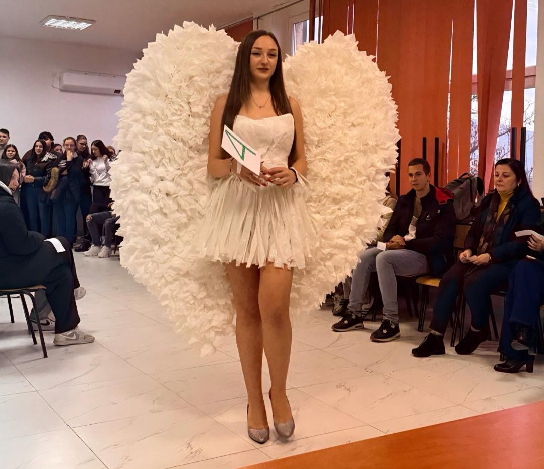 ВЕЛЕШКИ УЧЕНИЦИ ОДРЖАА МОДНА РЕВИЈА СО ИЗРАБОТКИ ОД ОТПАД