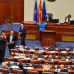 Платите на функционерите ќе се кратат, Собранието ја утврди потребата за носење на пакетот закони