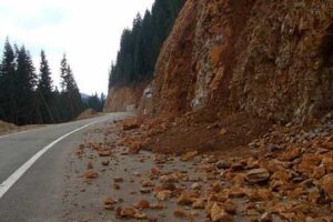 Одрон на патот Кичево-Гостивар кај Колари, на Лисец-Попова Шапка забрана за автобуси и камиони