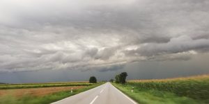 Променливо облачно со повремен дожд