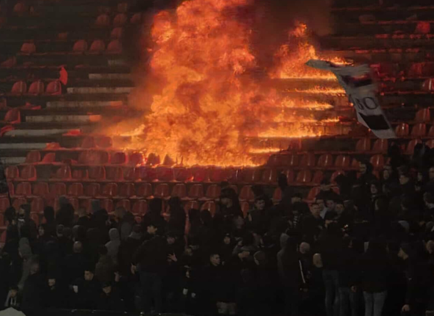 (Видео) Пожар на јужната трибина го прекина 178. вечно дерби во Белград