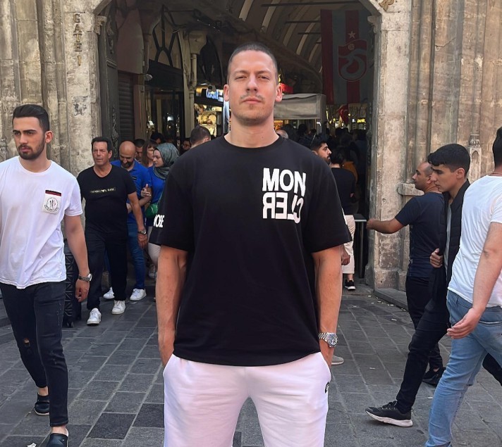 ВИДЕО: БАКА ПРАСЕ ОСТАНА БЕЗ ЏИПОТ ВРЕДЕН 500.000 ЕВРА: Некој му го запалил возилото