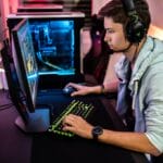 Играат игрици од дома, а заработуваат како од канцеларија