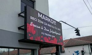 (ФОТО) Призор од Зрењанин – Необична честитка за Свети Валентин се појавила на билборд во соседството: „Кажи ѝ на жена ти за нас или јас ќе го направам тоа“