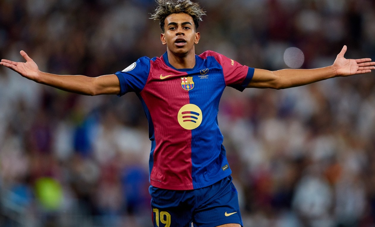 Јамал на Шпанија ѝ го донесе трофејот од ЕП, а тие му скандираат: Не си Шпанец!