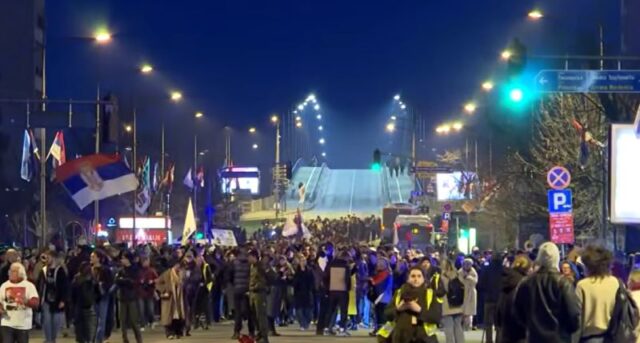 Судири на протестите во Нови Сад: Студентите ги обвинуваат поддржувачите на владејачката партија за напад