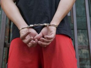 18-годишно момче е уапсено за дојавување на лажно поставени бомби