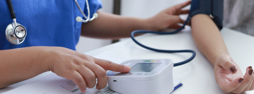 Како НАИЗМЕНИЧНОТО ПОСТЕЊЕ влијае на ПОКАЧЕНИОТ ПРИТИСОК?