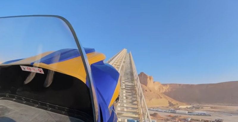 Ова е најбрзиот, највисокиот и најдолгиот „воз на смртта“ во светот – само оние со добро здравје смеат да се возат на него