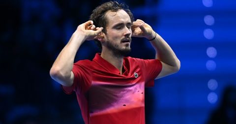 Медведев рутински го преслуша Оже-Алијасим и обезбеди финале во Дубаи