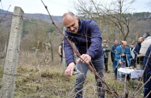 (ВИДЕО) Филипче на Свети Трифун: Помалку пари, пониска цена – власта ги остави лозарите без поддршка