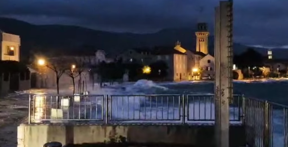 (ВИДЕО) Хаос во Далмација: Циклонска плима го поплави крајбрежјето, жителите креваат бариери додека морето расте