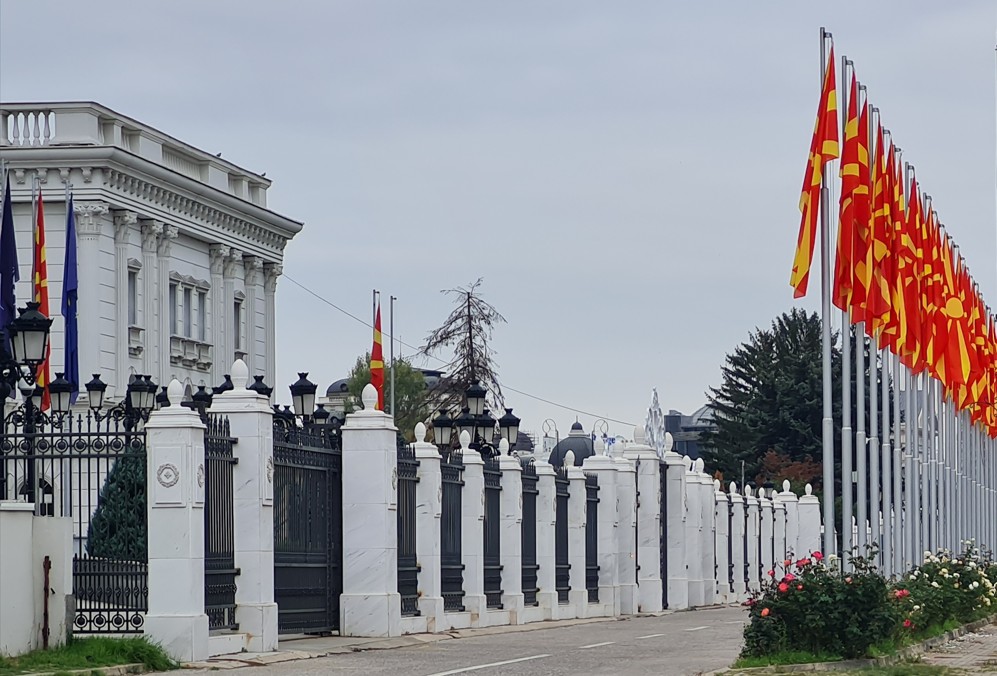 Наскоро Владата ќе донесе одлука за замрзнување на платите на функционерите,  најави министерот за економија Бесар Дурмиши