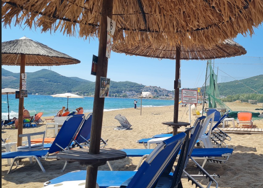 ЗАБРАНА ЗА ПОСТАВУВАЊЕ ЛЕЖАЛКИ НА ПЛАЖИТЕ НА ЕДЕН ОД НАЈУБАВИТЕ ГРЧКИ ОСТРОВИ, одлуката следеше по силната реакција на локалната самоуправа