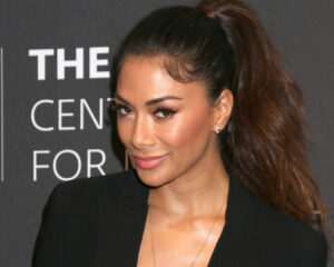 (Видео) Најжешката бринета за промена ги покри градите: и повторно е совршена