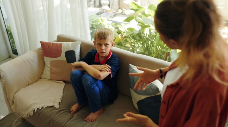 Не го решавајте проблемот наместо детето: Зошто поддршката е поважна од „спасувањето“