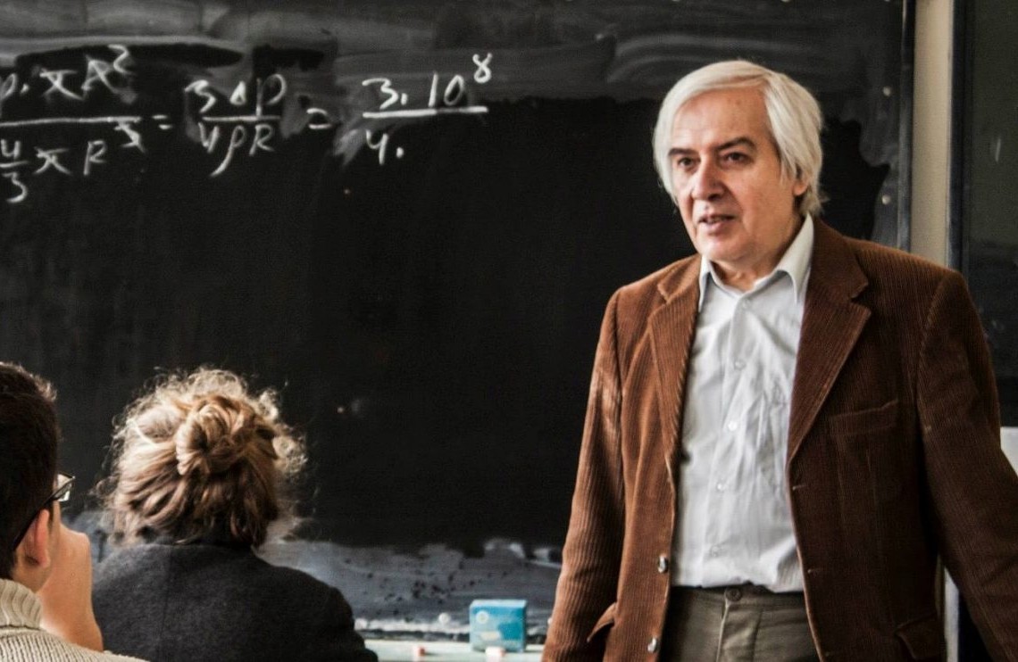 Запознајте го супер учителот од Бугарија кој создава шампиони во физика со дисциплина, изолација и 20.000 часа работа