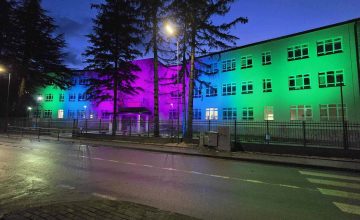 ОУ „Кочо Рацин“ обоено во боите на ретките болести, испратена порака за солидарност, разбирање и прифаќање