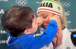 (ВИДЕО) Порака до мајките – Правнуката на познатата актерка освои злато, но шоуто го „украде“ нејзиниот син за време на победничкото интервју