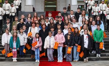 Ученици од ОУ „Св. Наум Охридски“ присуствуваа на свечено менување на државното знаме во претседателскиот кабинет