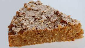 (ВИДЕО) МЕК КАКО ДУША: Мешавина од гриз и јаболка – ќе го обожавате овој колач