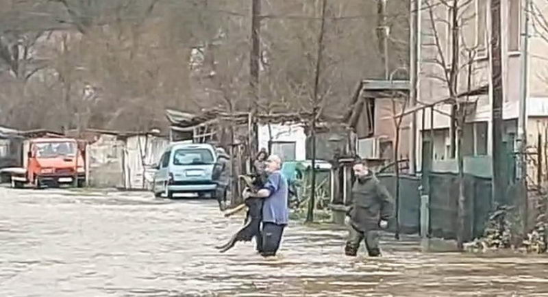 УХМР: Висок водостој на Вардар и Треска, опасноста од поплави продолжува
