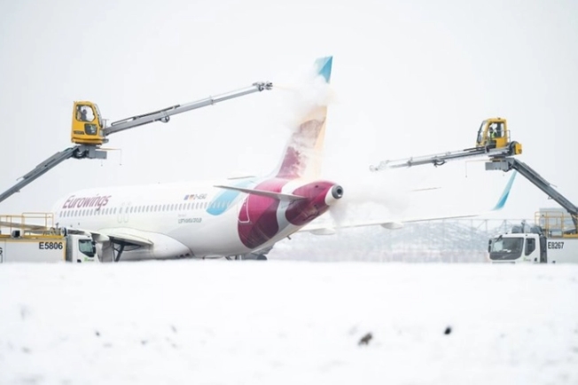 Снегот принуди 500 патници да преноќат во авиони на аеродромот во Минхен