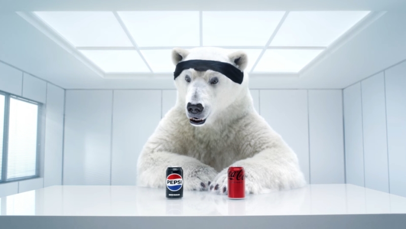 Поларната мечка на Coca-Cola „фатена“ со Pepsi Zero во нов хумористичен спот за Super Bowl