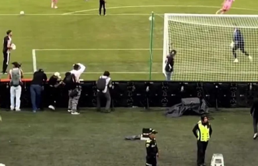 Комедија: Суарез го промаши голот, па настрада полицаец (ВИДЕО)