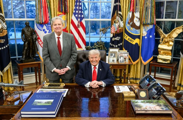 КЕНЕДИ ПРЕДЛОЖИ, ТРАМП ПОТПИША: На мртвите не им требаат чекови, милиони долари годишно се исплаќале на починати Американци