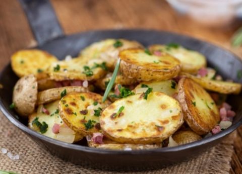 Вкусна салата од печен компир